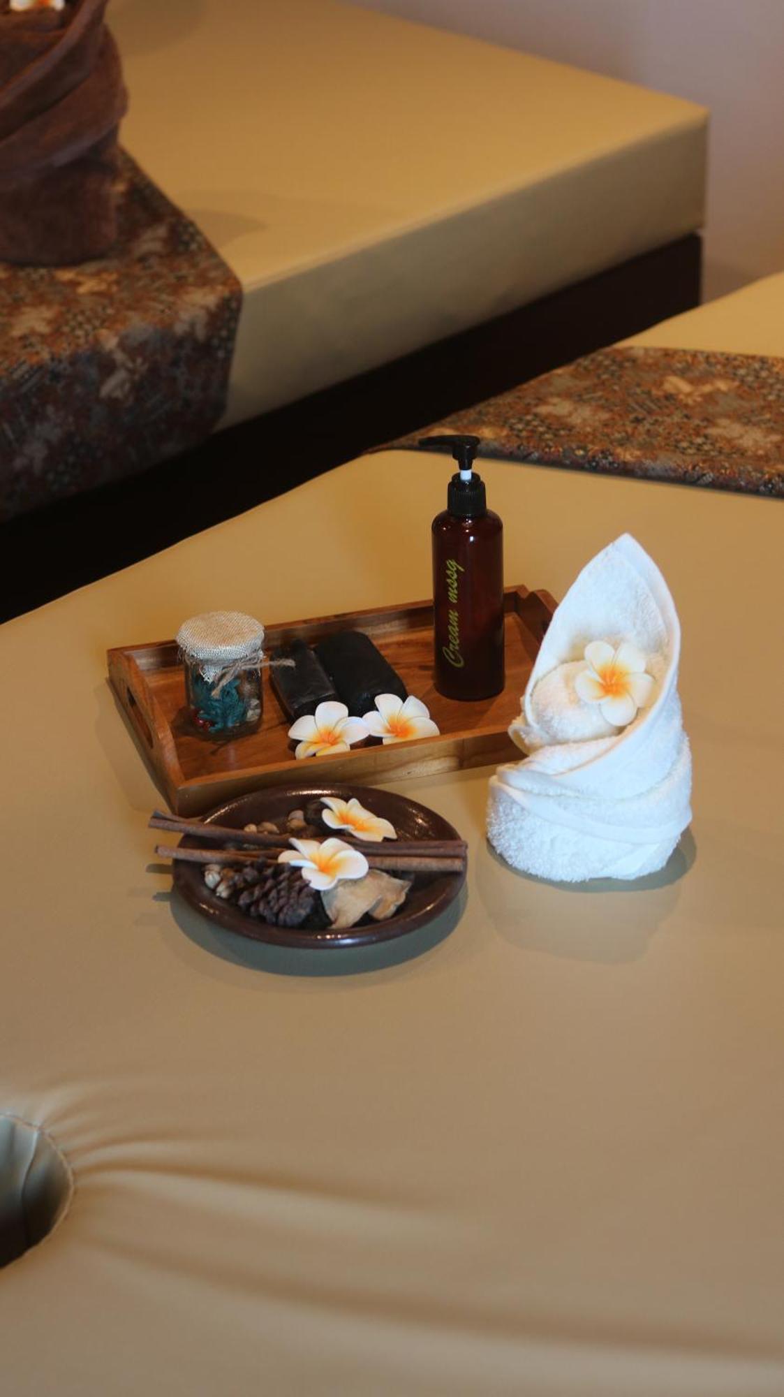Bess Mansion Hotel Surabaya Wonotjolo エクステリア 写真