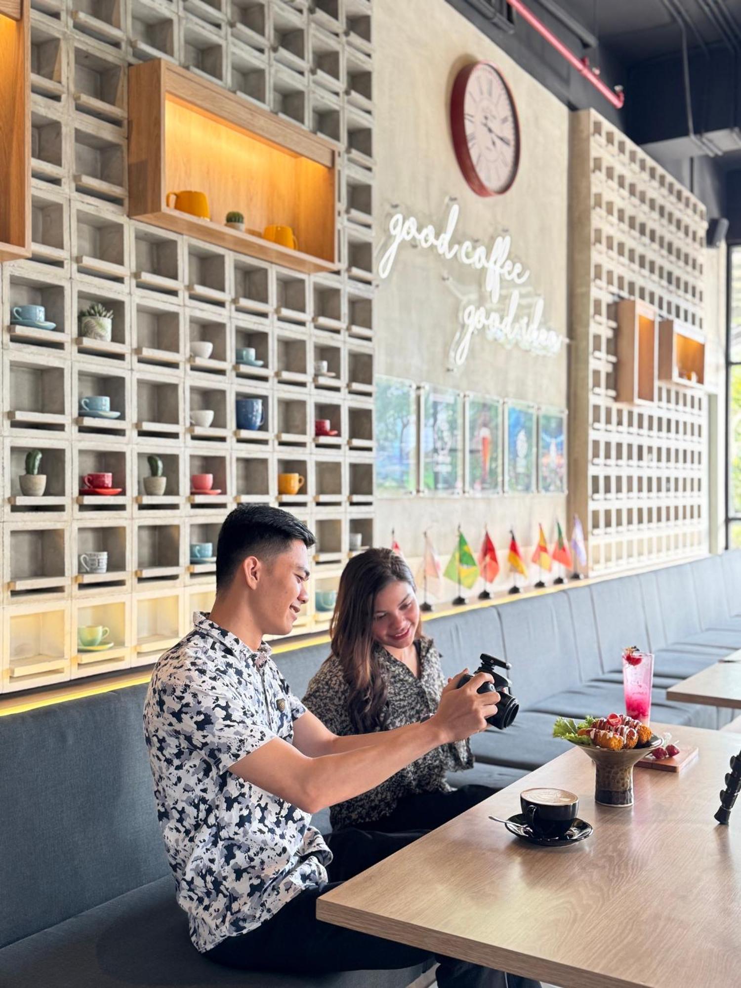 Bess Mansion Hotel Surabaya Wonotjolo エクステリア 写真